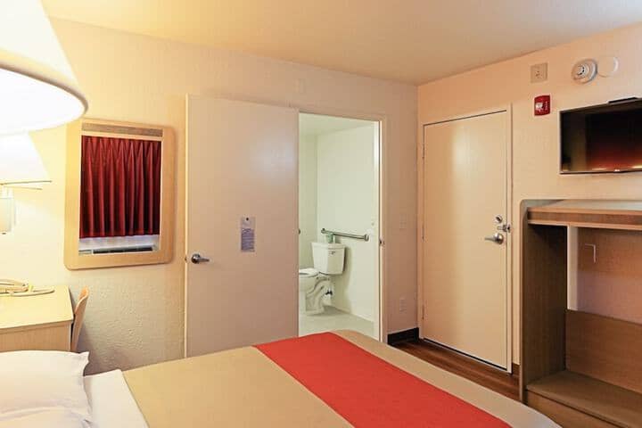 Room 10 of 25